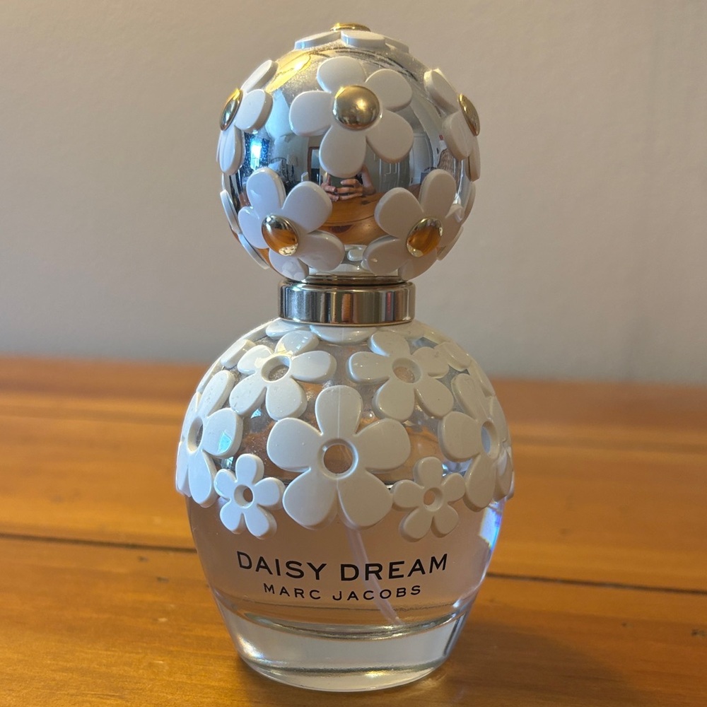 Marc Jacobs Daisy Dream with White and Gold Floral Design